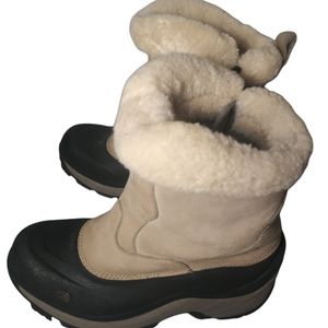 The North Face women's snow boots size 7.5